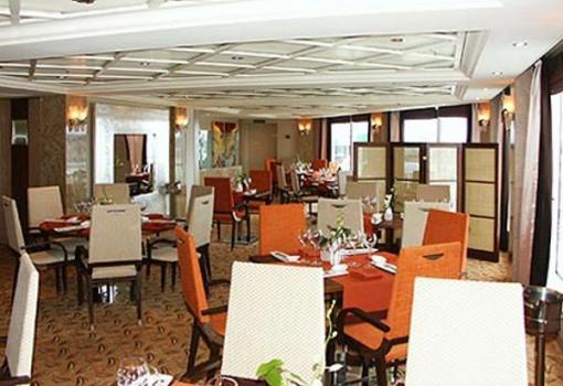 disfrute a bordo de intimos restaurantes de refinado ambient